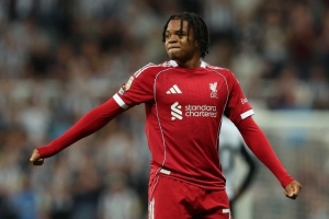 九游体育入口-恩古莫哈：教练经常指导我往后点跑，虽然还很年轻但我敢于竞争