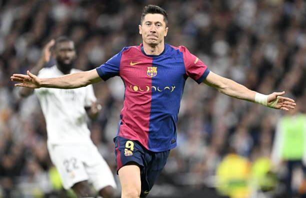 九游体育入口-【人物】两分钟两球打哑皇马！高龄莱万仍是高效神锋