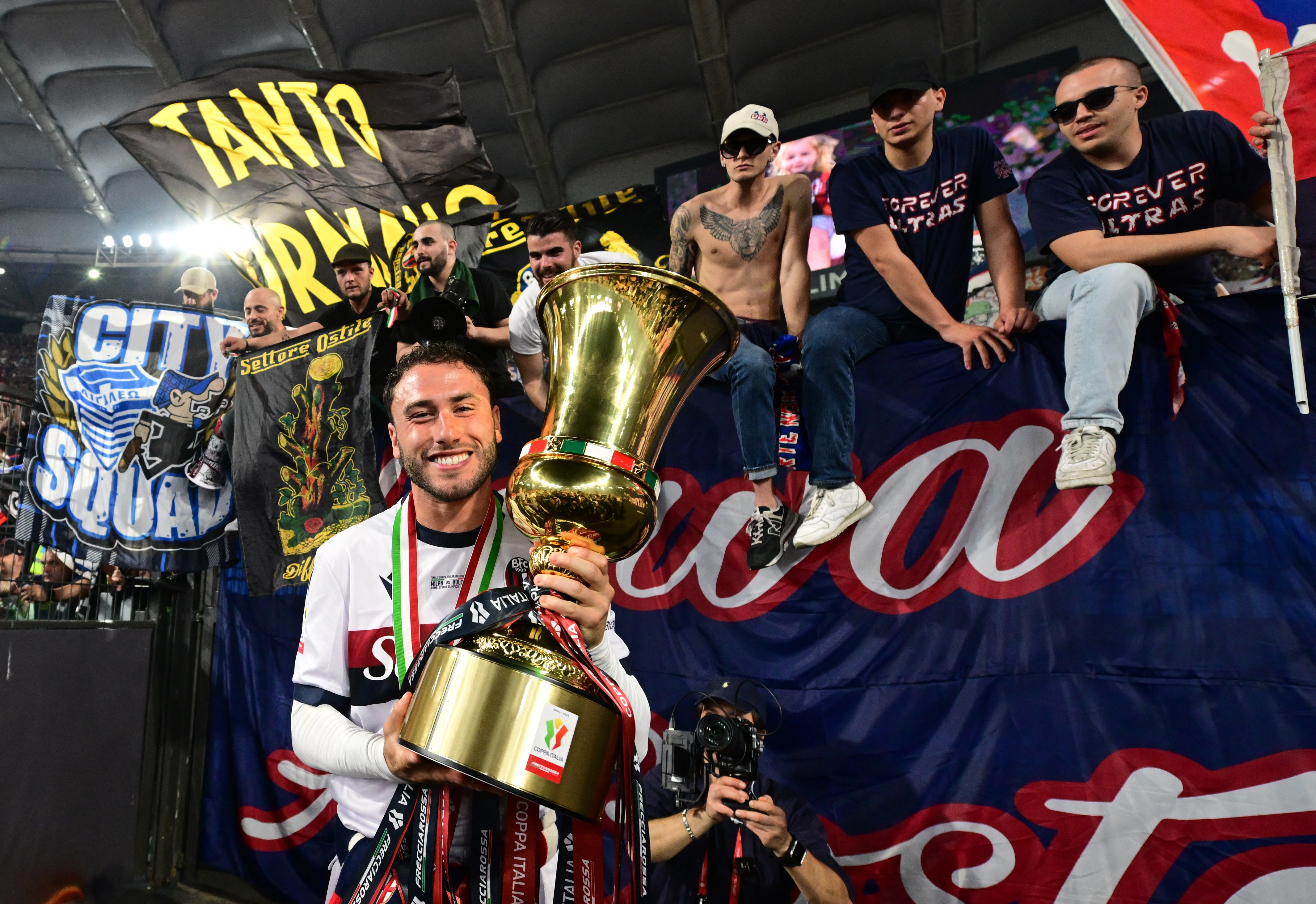 前AC米兰队长卡拉布里亚将于本周日接受帕纳辛纳科斯体检并签下三年合约