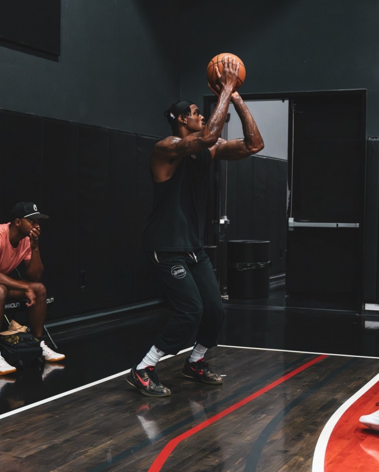 范德彪专注底角三分训练 近期视频展示高强度跑动接球投篮