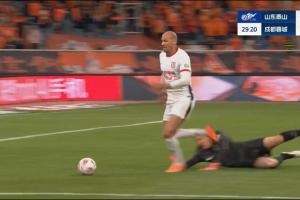 没吹点球也没吹假摔！费利佩疑似被王大雷出击放倒，裁判无表示